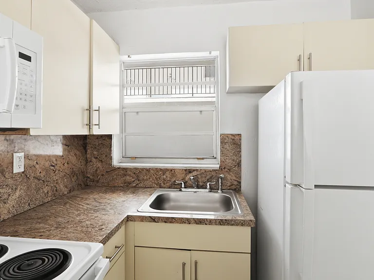 405 W 11th St #5 — Photo 20