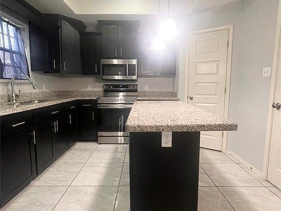 4th image of 1402 W Longoria Dr