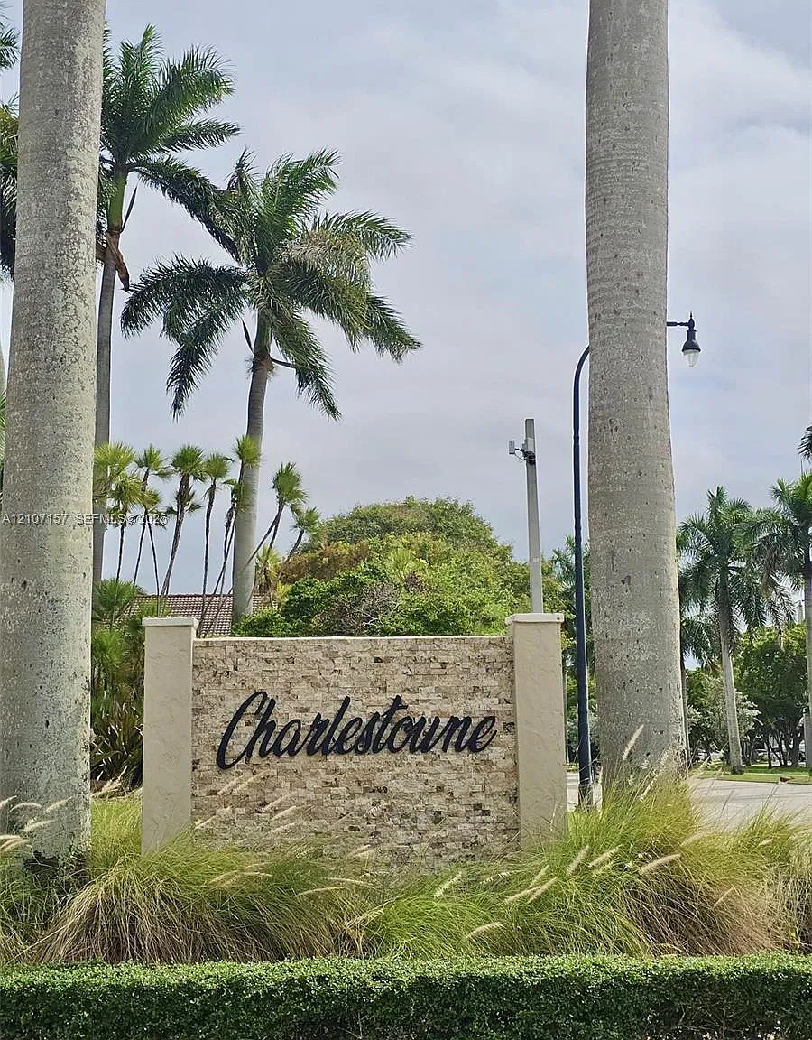 Charlestowne — Photo 1