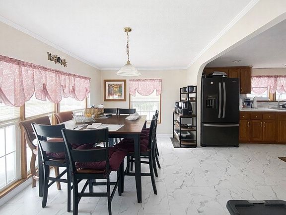 3rd image of 565 Ridge Rd