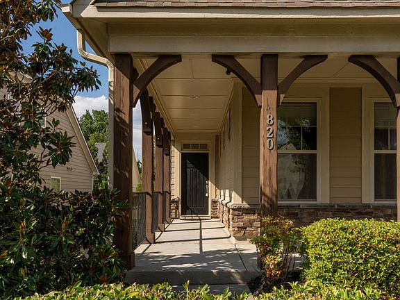 3rd image of 820 Lemongrass Ln