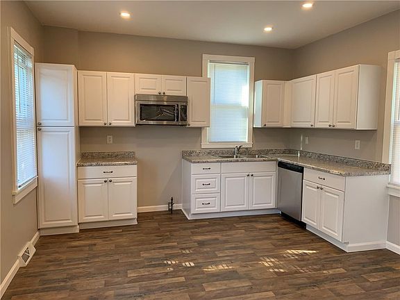 3rd image of 481 Superior St