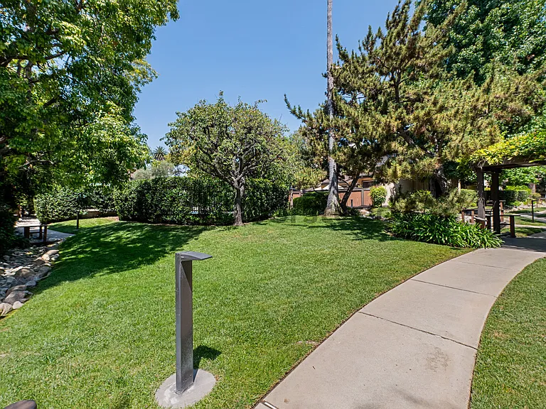 288 S Marengo Ave — Photo 26