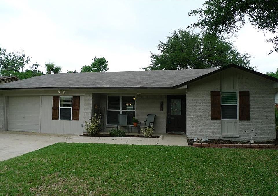 1st image of 412 Lexington Ln
