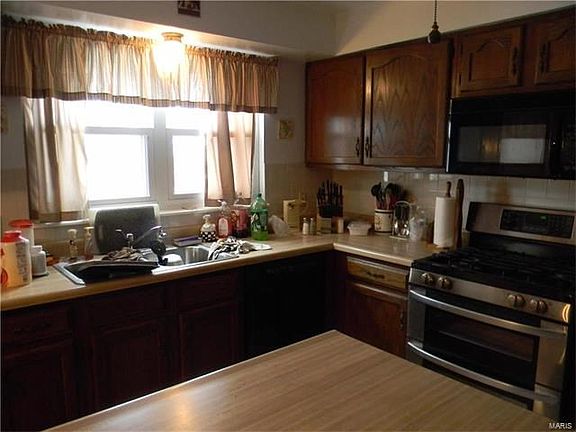 Kitchen w/ newer appliances