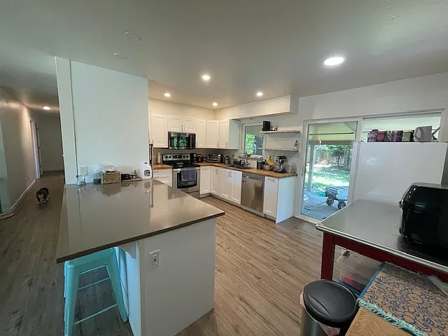 Breakfast bar to kitchen