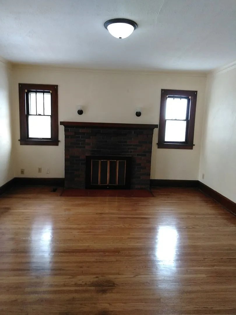 2 Bedroom House with Hardwood Floors — Photo 2