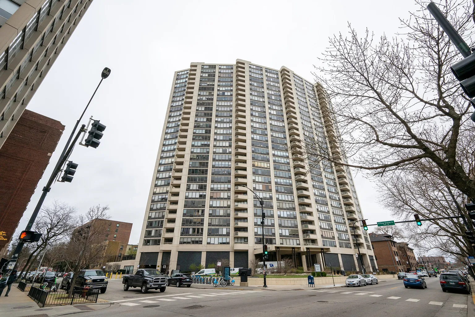 3930 N Pine Grove Ave APT 310 photo 1