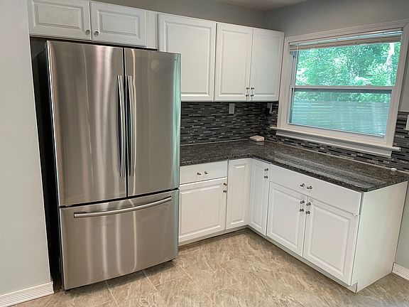 3rd image of 869 Jefferson Ave #7dac48731