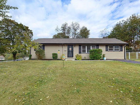 3rd image of 102 Tanglewood Dr