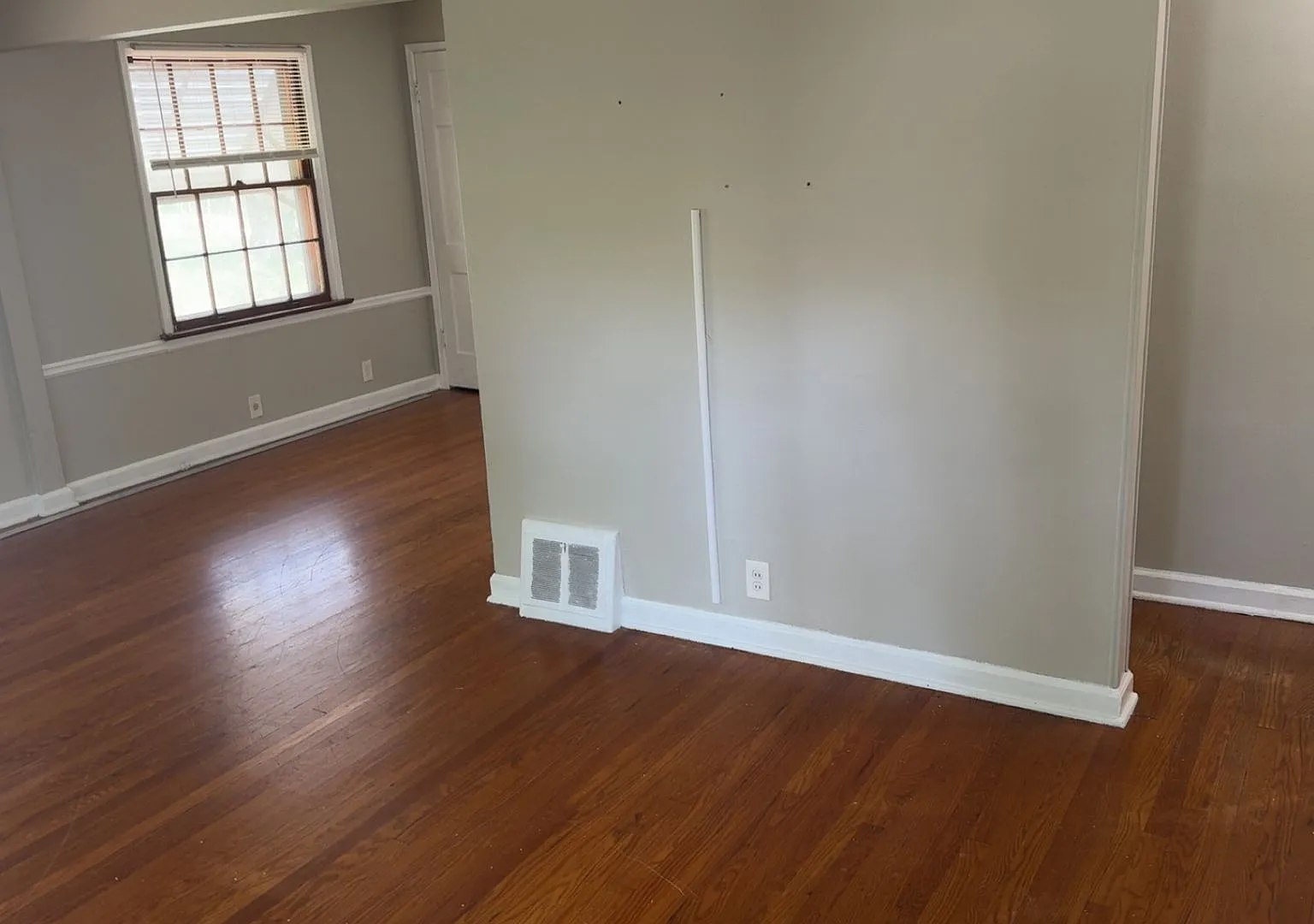 Delightful 2-bedroom, 1-bathroom single-family home — Photo 3