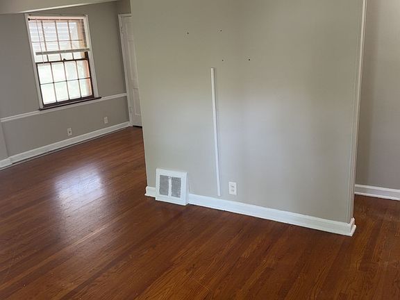 3rd image of 1906 Bainbridge Dr