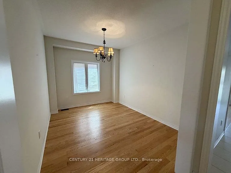 1449 Farrow Cres — Photo 10