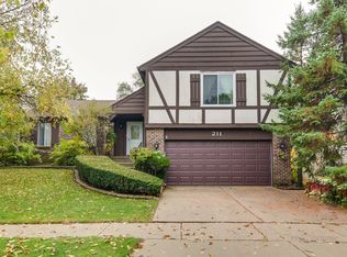 211 Alpine Dr, Vernon Hills, IL