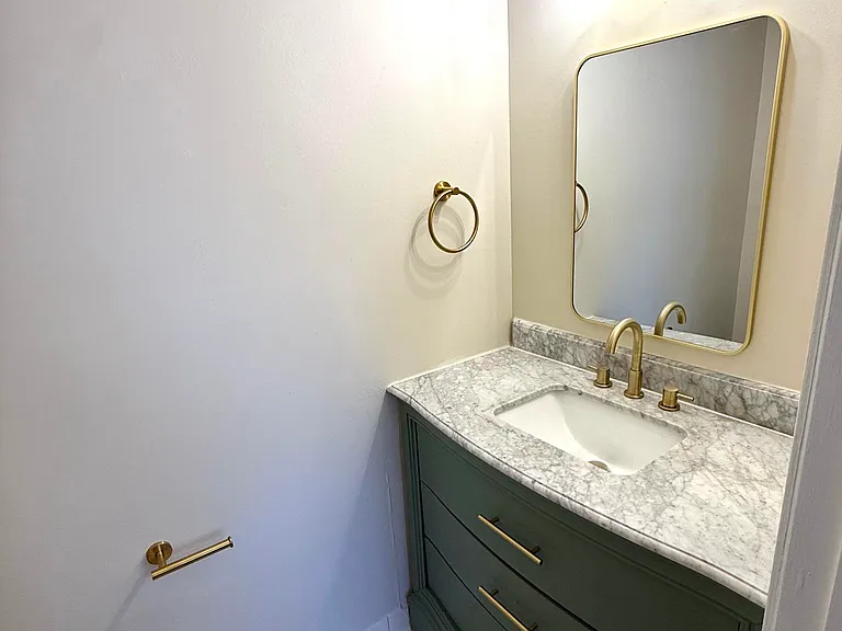 bath room ( master )