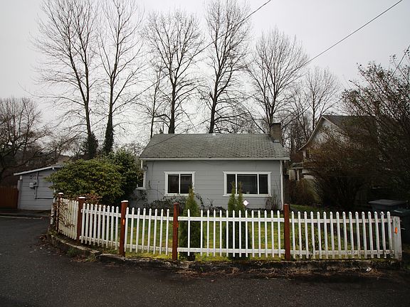 2nd image of 719 5th St NE