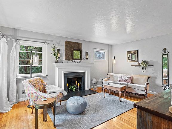 5th image of 208 Bayswater Ave