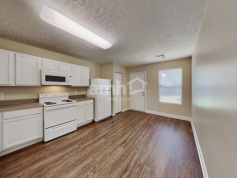 2111 Carlton Ln — Photo 3