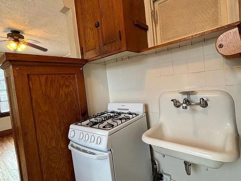 995 Grand Ave — Photo 4