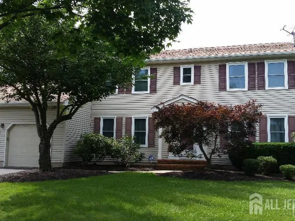 12 Nancy St, Kendall Park, NJ 08824