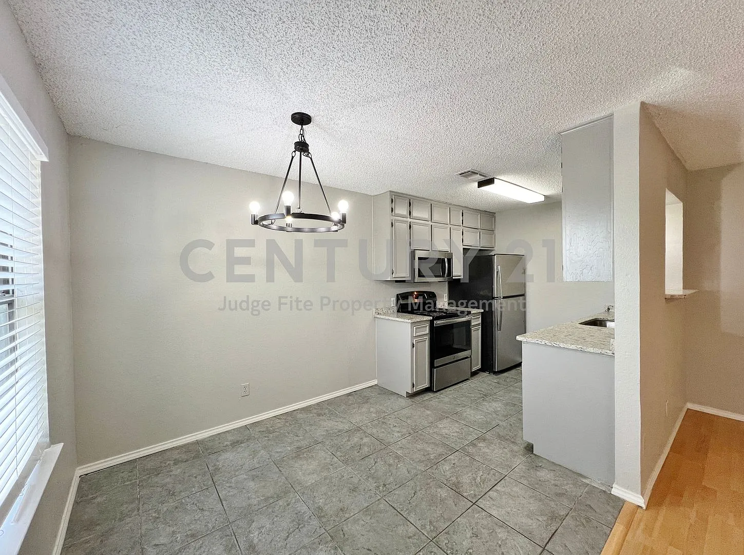 Tastefully Updated 2/1 in Aledo ISD For Rent! — Photo 3