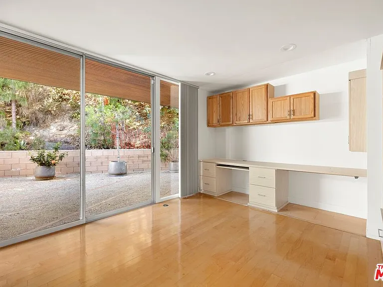 590 N Tigertail Rd — Photo 9