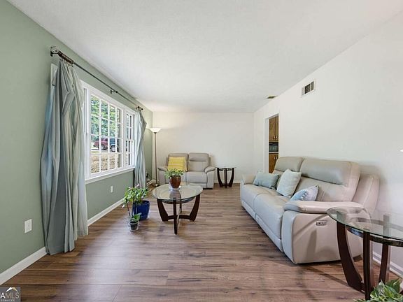 3rd image of 3404 Hill Dr