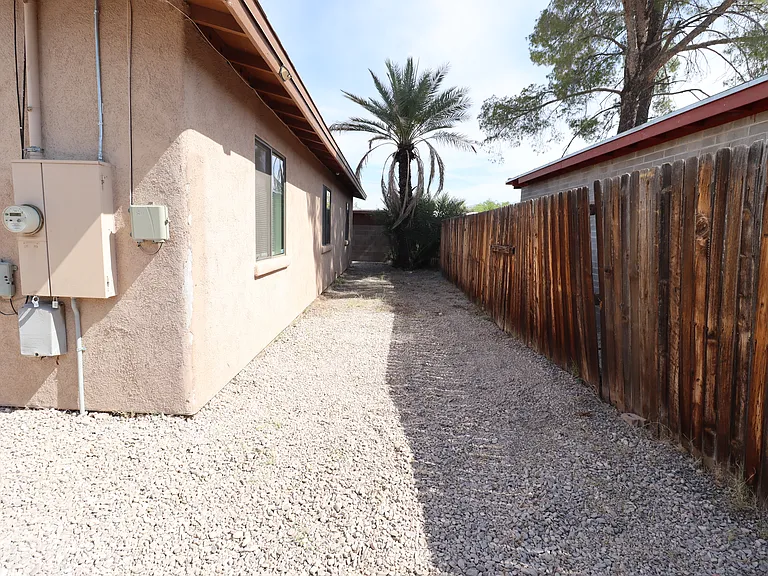 1020 E Silver St — Photo 9