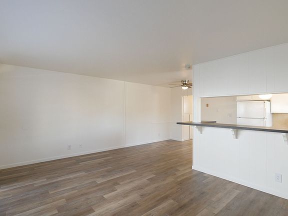 5th image of 4455 Mentone St Unit 4