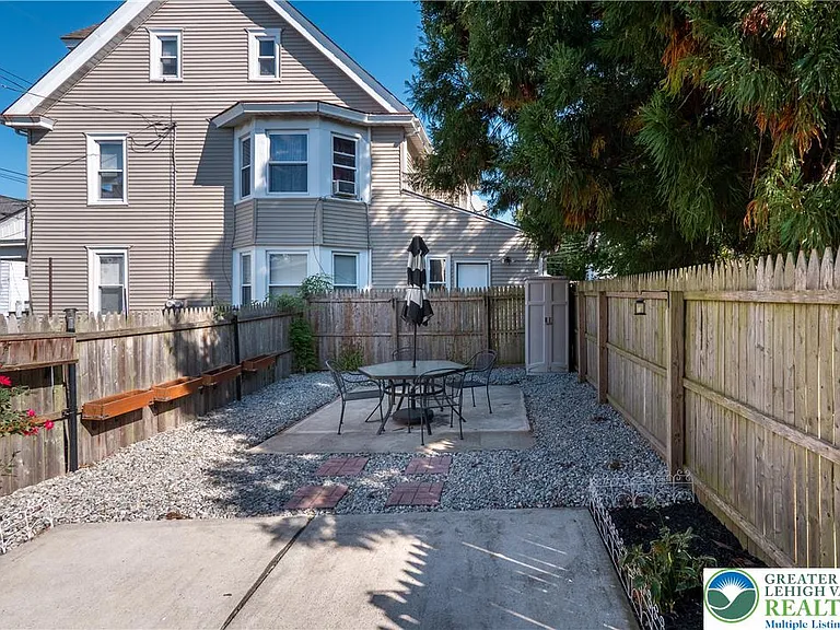 718 N New St — Photo 26