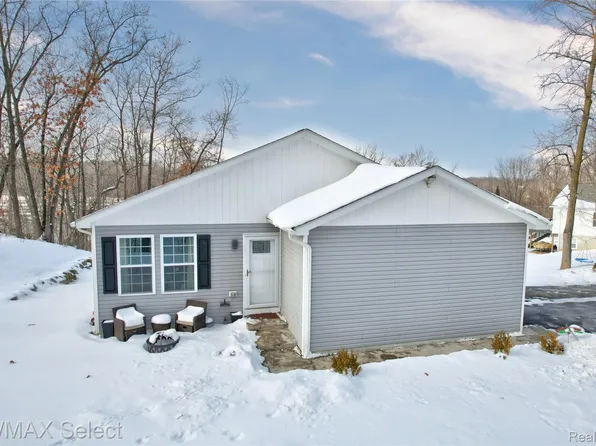 10311 Walnut Shores Dr, Fenton, MI 48430