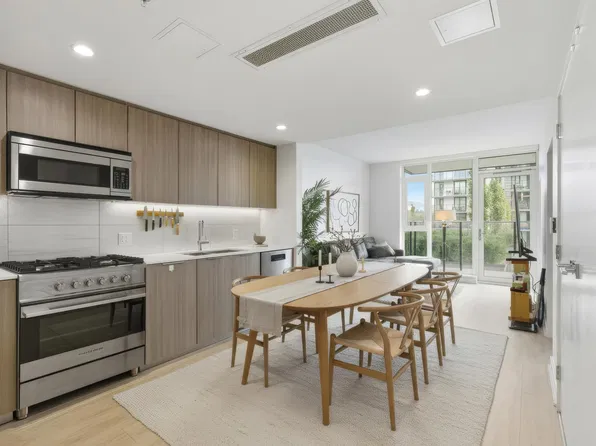 1401 Hunter St #602, North Vancouver, BC V7J 0E2