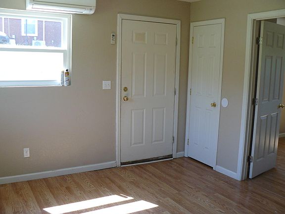 3rd image of 409 Parkview Cir