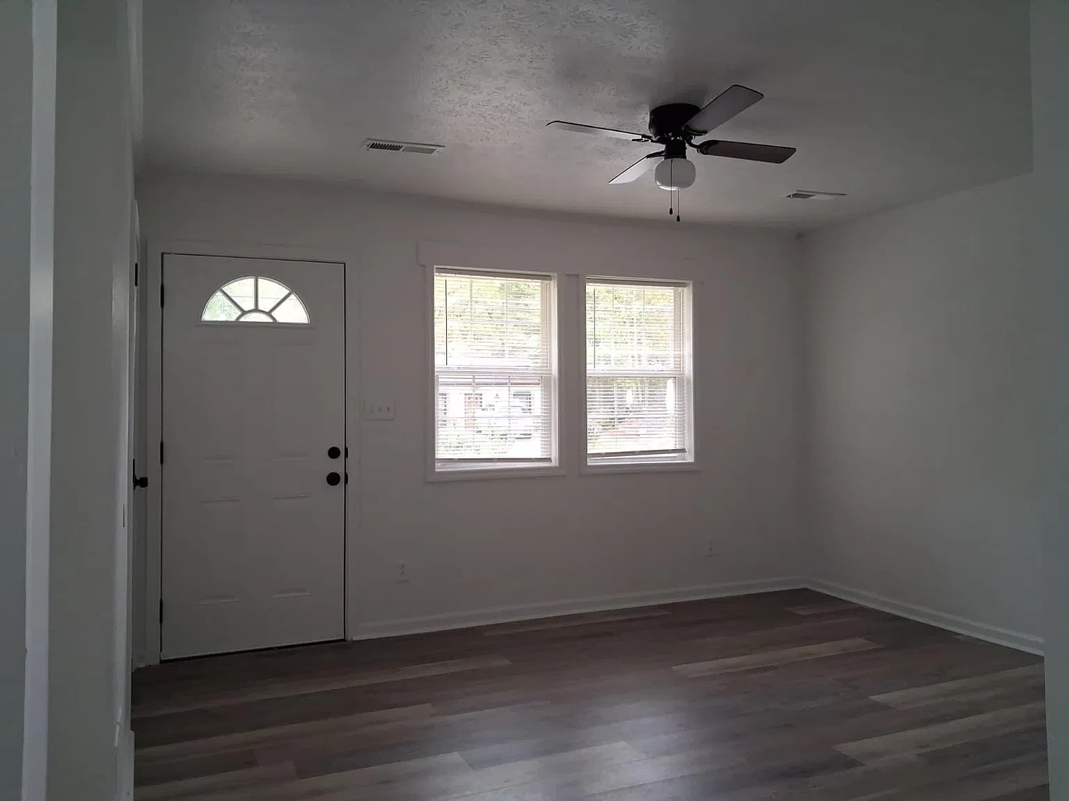 3 bed, 1.5 bath, 1008 sqft, $1,795 — Photo 2