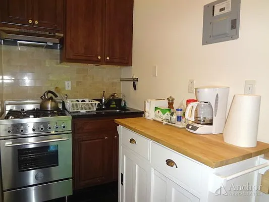 Rented by Anchor Associates | media 8