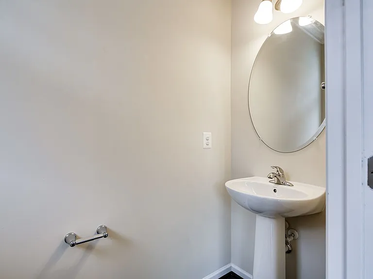833 Jarrett Ln — Photo 9