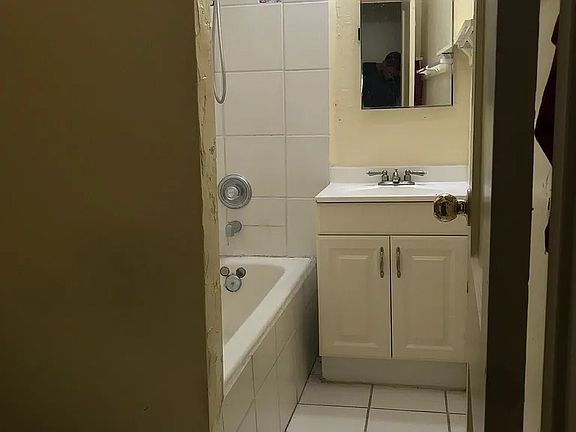 2nd image of 711 N Clementine St