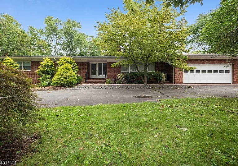 681 Easton Ave — Photo 2