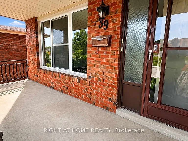 39 Lisgar Ct #UPPER — Photo 2