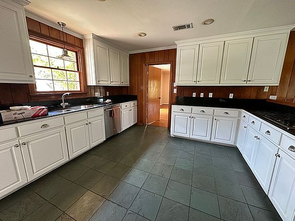 5th image of 2235 Vista Dr
