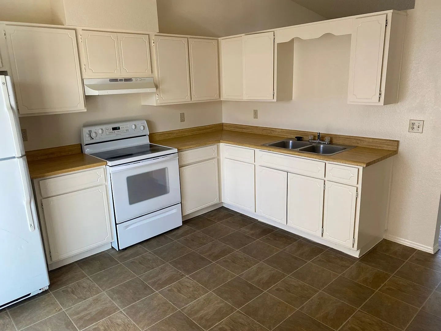 2 bed one bath apartment at Greenfield and University — Photo 2