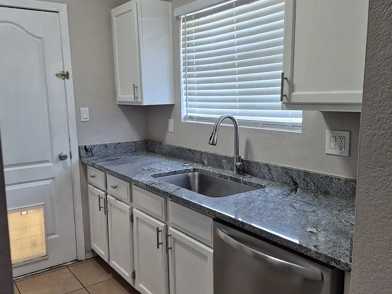 Lindsay Villas Townhomes — Photo 21