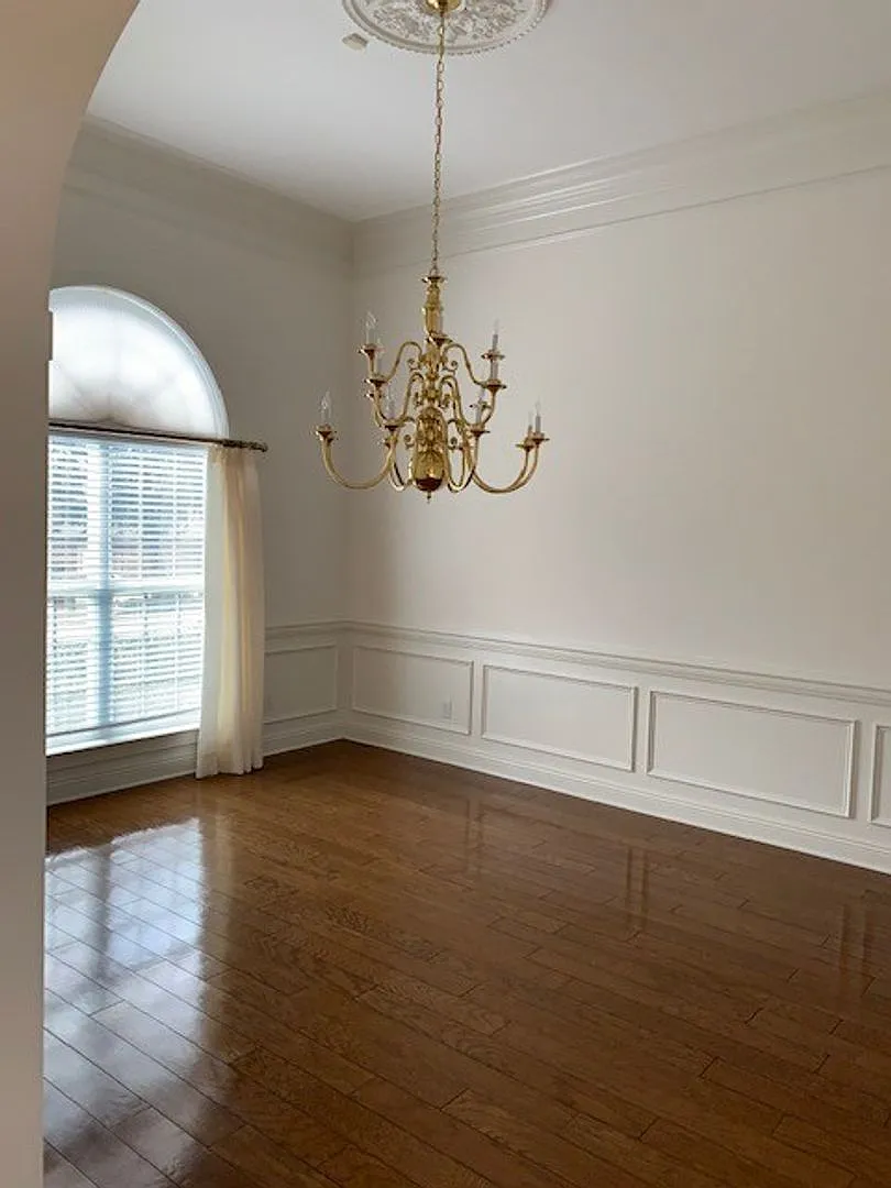 Large Brick Home 5/3 Three Car Garage — Photo 3