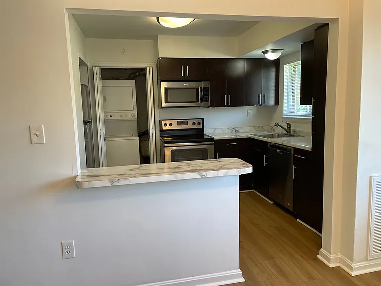 Brooke Court Apartments — Photo 5