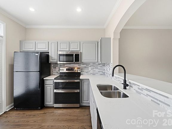 5th image of 817 W 4th St