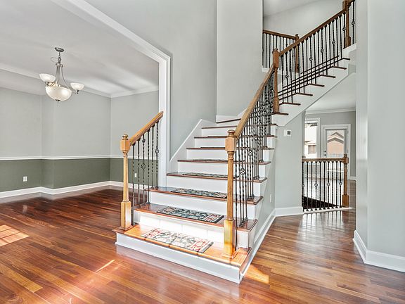 2 story entry w/ hardwood floors and lots of natural light