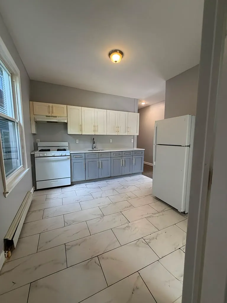 4 bed, $3,200 — Photo 2