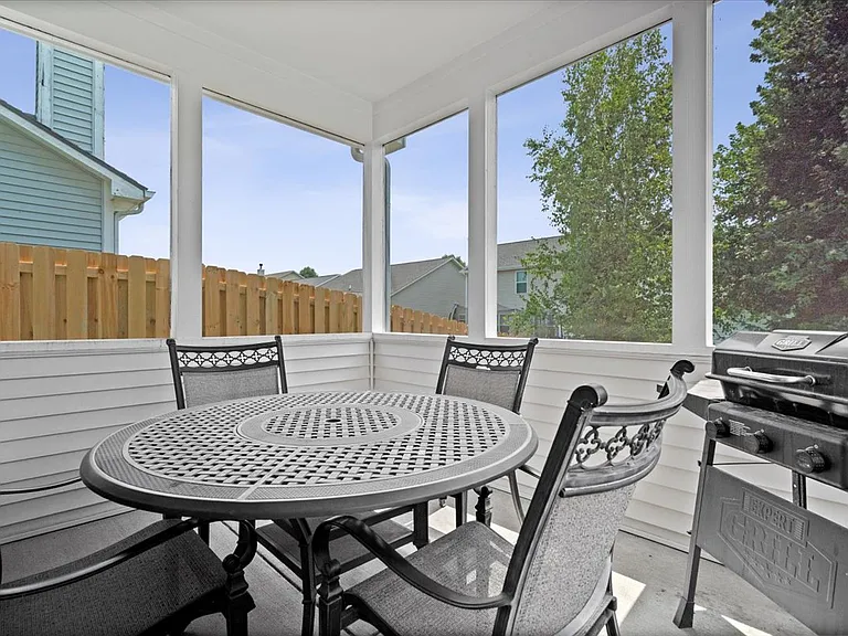 993 Kempson Ct — Photo 25