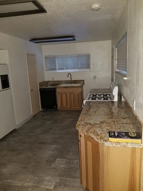 3 bed, 2.0 bath, 1188 sqft, $2,500 — Photo 3