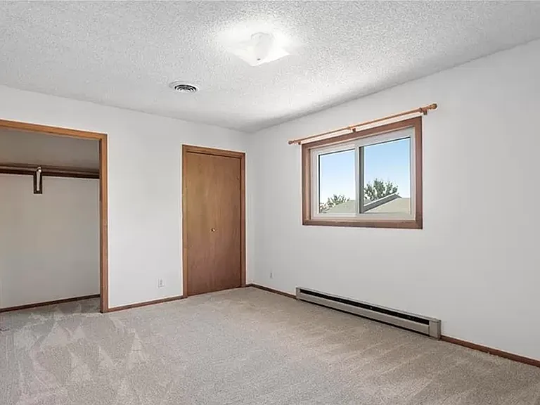 300 Aristocrat Dr — Photo 6